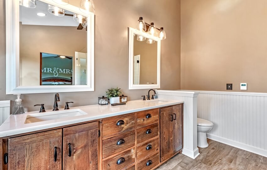 Красивая ванная комната с деревянными шкафами и бежевым цветом краски для стен