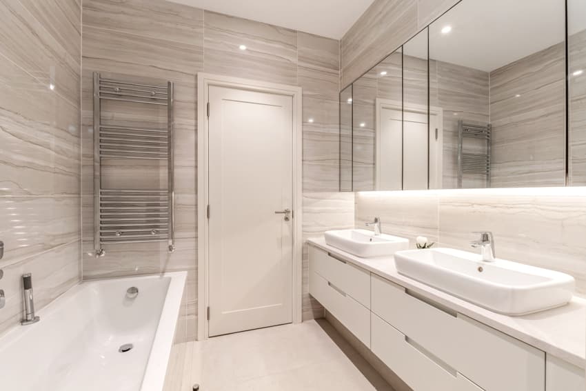 Современный полностью выложенный плиткой чистый интерьер ванной комнаты