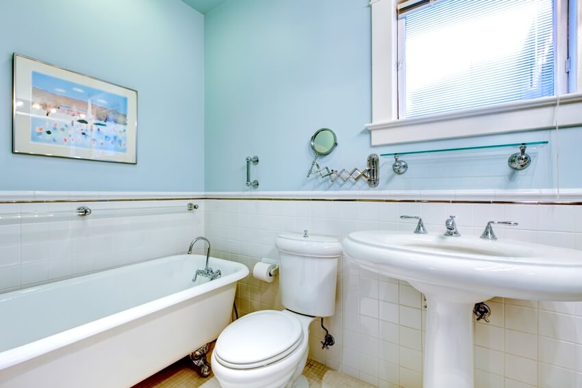 Голубая античная элегантная ванная комната с белым ушатом и плиткой