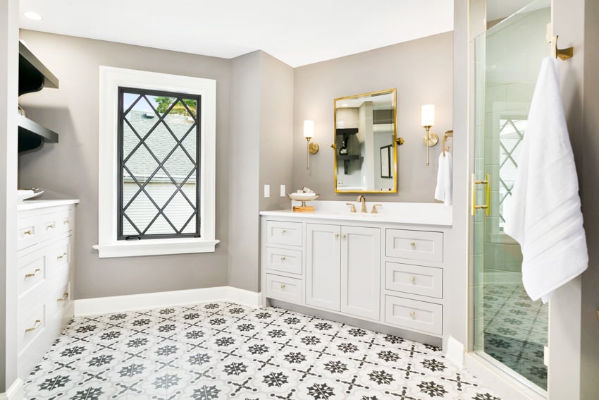 Ванная комната с серыми стенами, ящиками, узорчатой ​​плиткой, пол, стеклянная дверь, окно