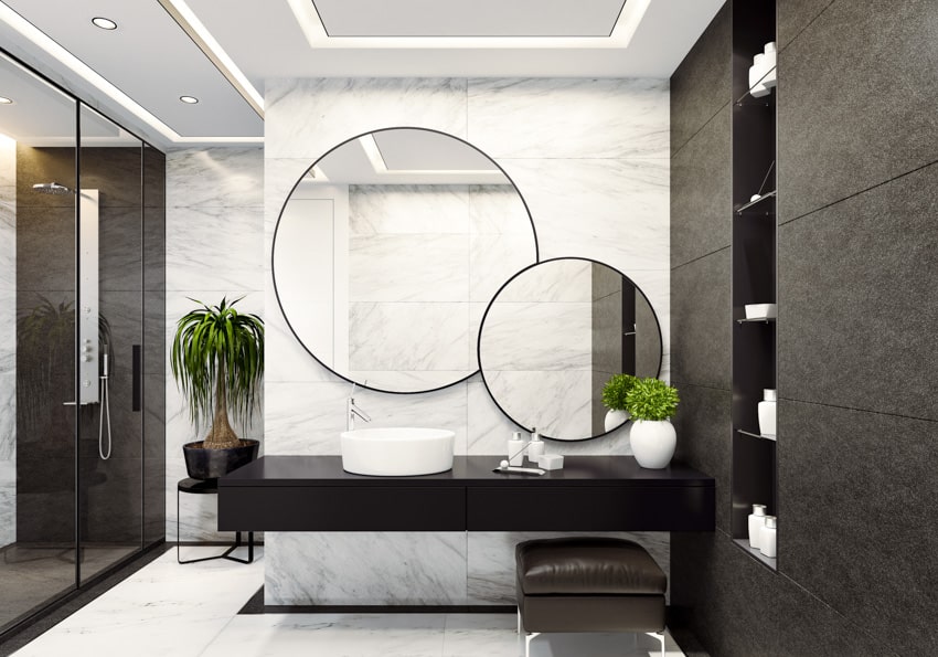 Современная ванная комната с круглыми зеркалами, бетонная серая настенная раковина, комнатные растения