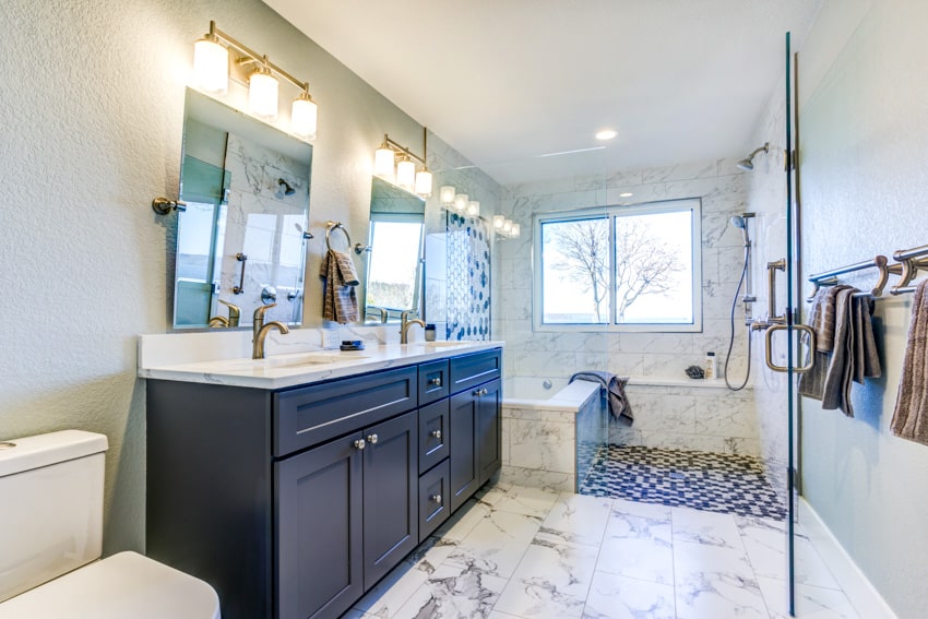 Ванная комната с серыми и белыми элементами, столешница, деревянный шкаф, зеркало, душевая кабина
