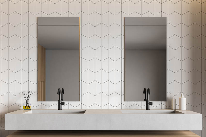 Узорчатая плитка, настенное зеркало, бетонная столешница для ванной комнаты