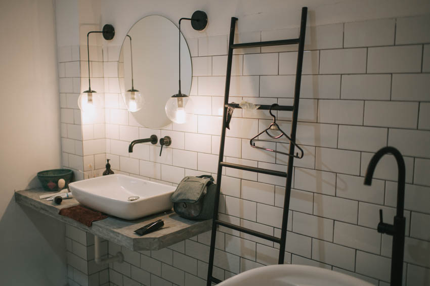 Бетонная кирпичная стена, столешница для ванной комнаты, круглая зеркальная раковина