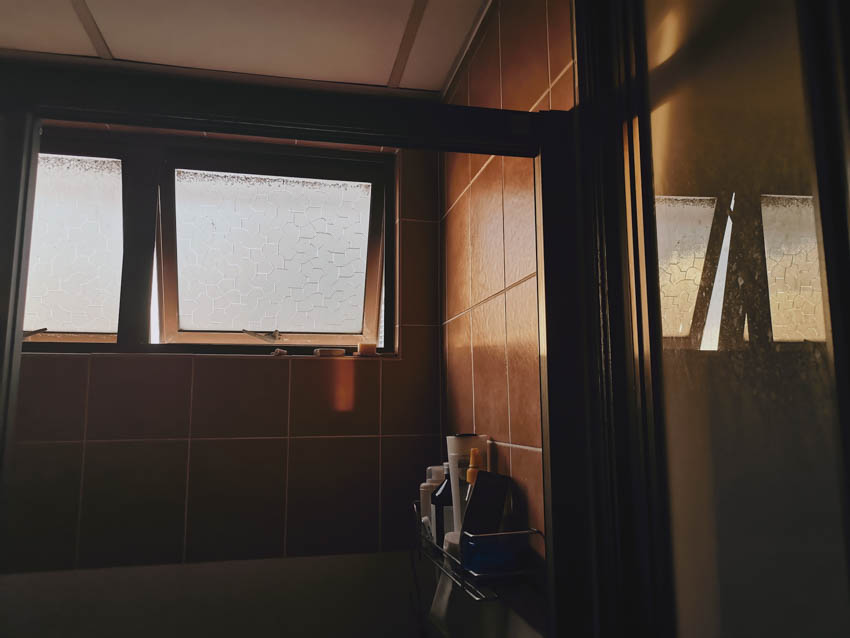 Узорчатая неясная стеклянная ванная комната с окном