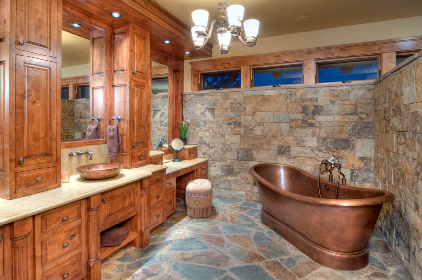 Сланцевый плиточный пол, деревянный шкаф, зеркало для ванной комнаты, медная раковина, ванна