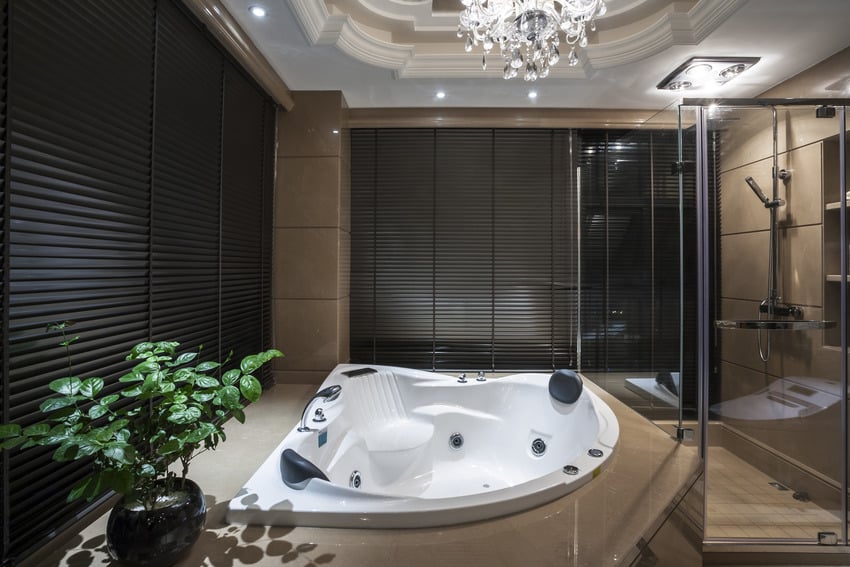 Современная роскошная ванная комната с душевой кабиной и шторками