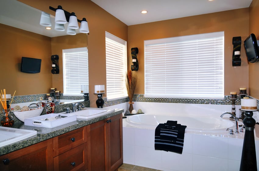 Роскошная ванная комната с ванной и зеркалом с подсветкой