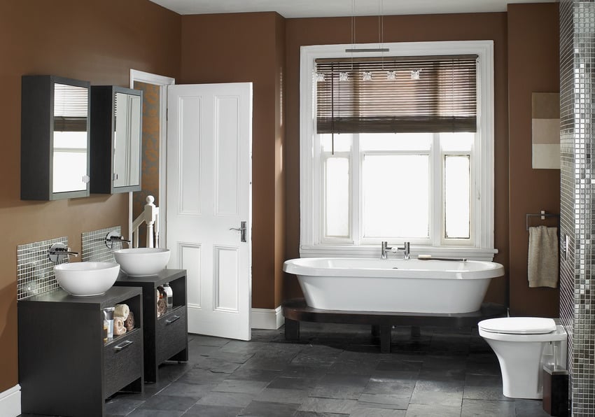 Современный стильный интерьер ванной комнаты с ткаными жалюзи, ванной и раковиной