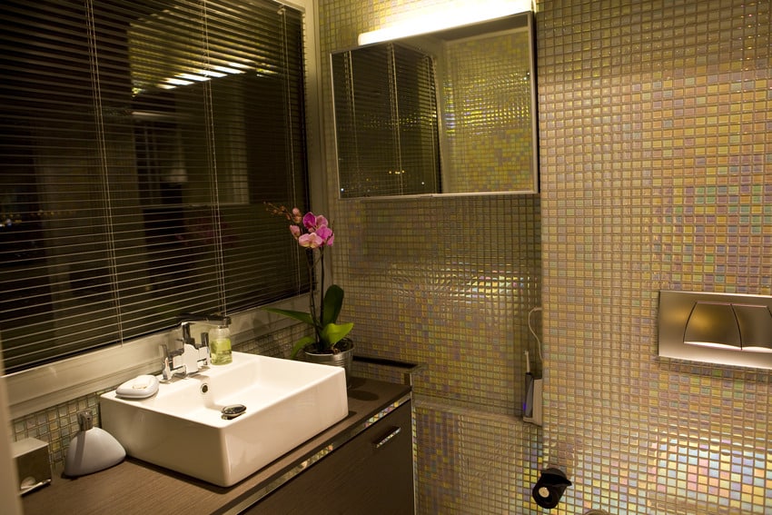Интерьер ванной комнаты с алюминиевыми жалюзи
