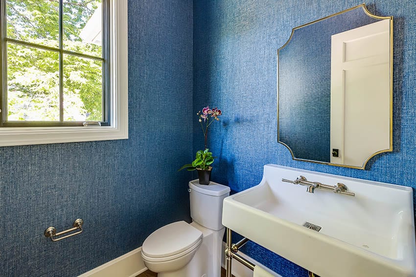 Голубая ванная комната с удлиненной раковиной унитаза