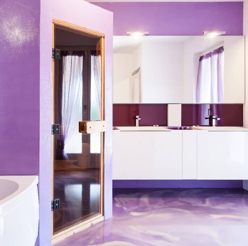 Фиолетовый интерьер ванной комнаты со стеклянной дверью для душа