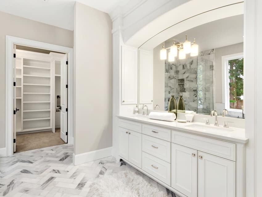 интерьер ванной комнаты с красивым круглым зеркалом и тщеславием из твердой древесины
