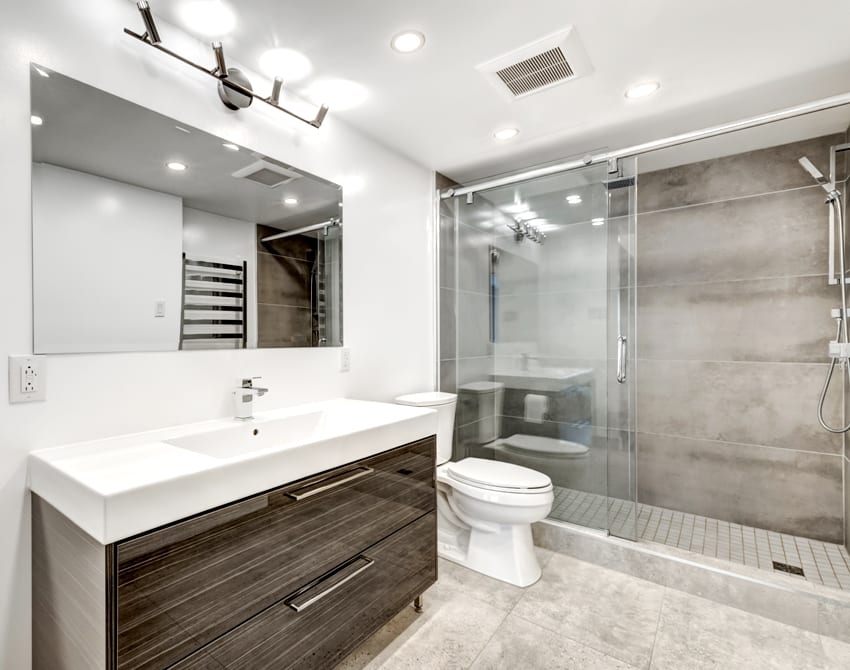 роскошная современная отремонтированная ванная комната с ящиками и хорошим освещением