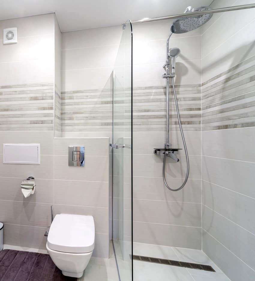 чистая яркая стильная дизайнерская современная ванная комната со стеклянным душем