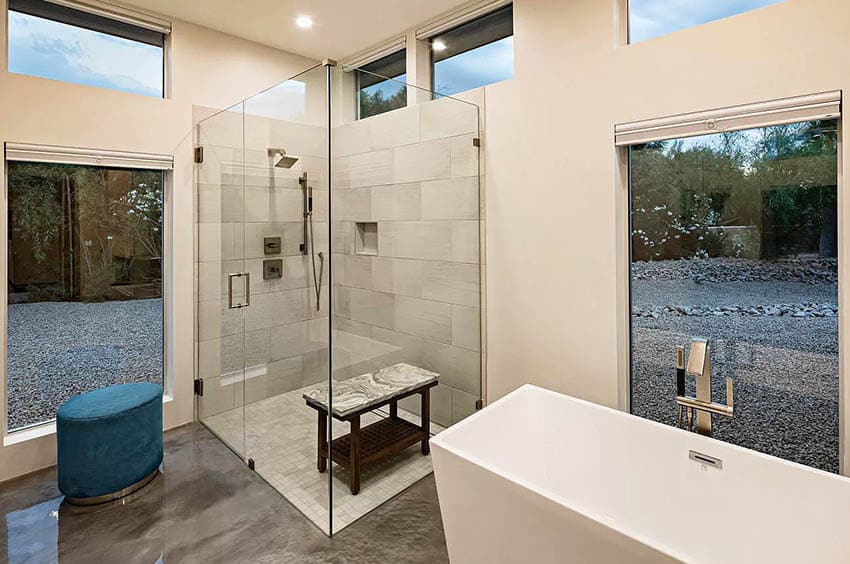 Современная ванная комната с фонарными окнами, душевая кабина, бетонный пол, типы душевых поддонов