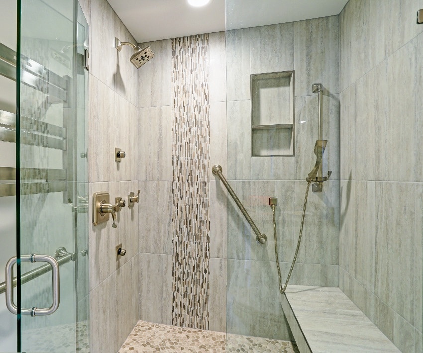 ванная комната с душевой кабиной встроенная плавающая скамья стеклянная дверь и мозаичная плитка с вертикальными полосами