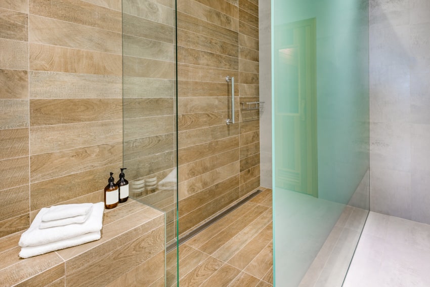 Стеклянная перегородка для ванной светло-коричневая стена и скамья