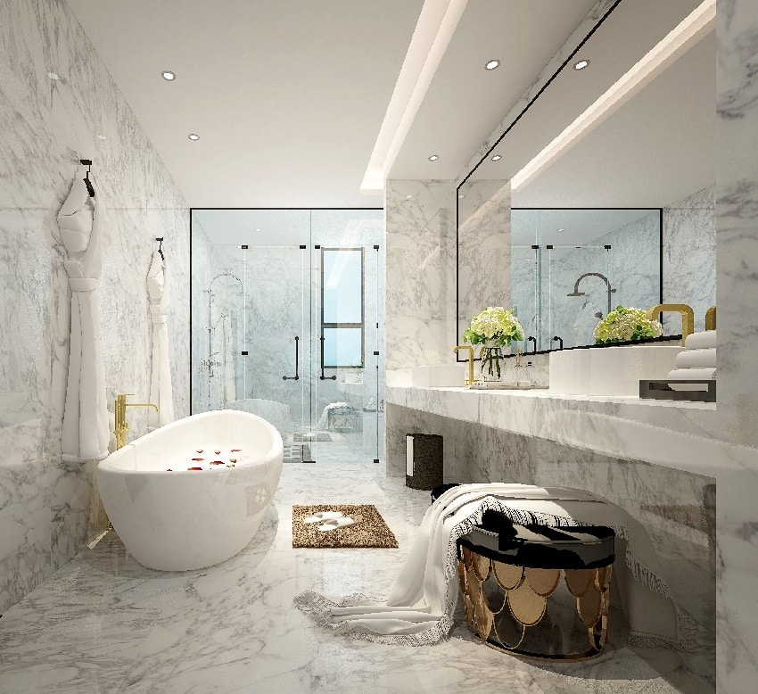 современная ванная комната с ванной, душем, халатом, зеркалом и мраморной плиткой для ванной комнаты