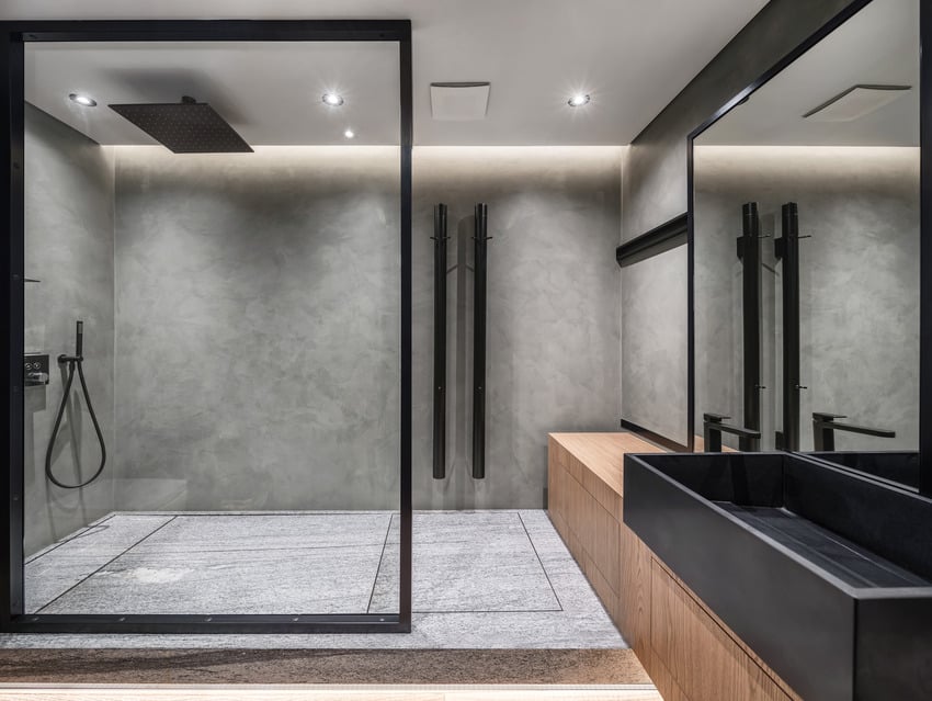 Обрамленная современная ванная комната с душевой кабиной из серого искусственного мрамора