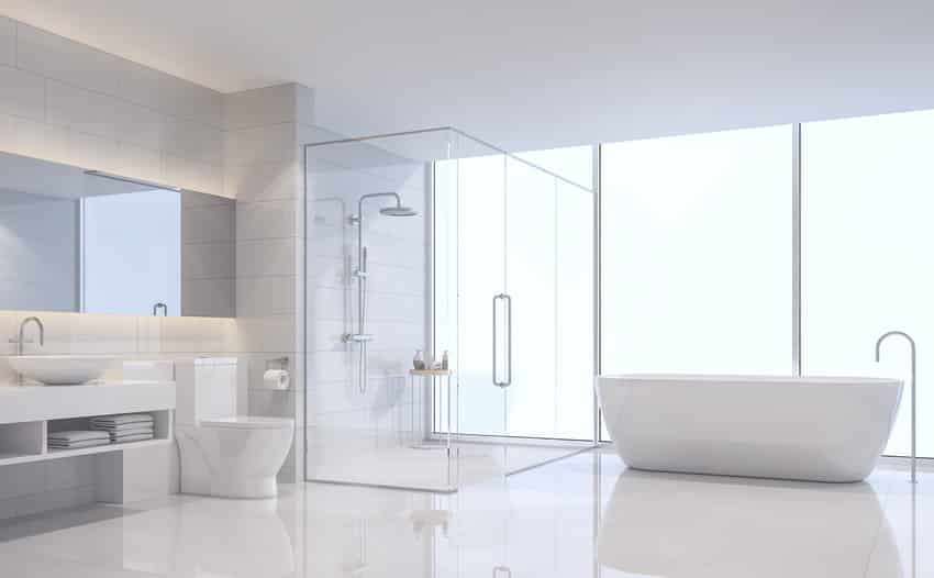 Полукаркасная ванная комната с безбарьерным душем рядом с отдельно стоящей ванной