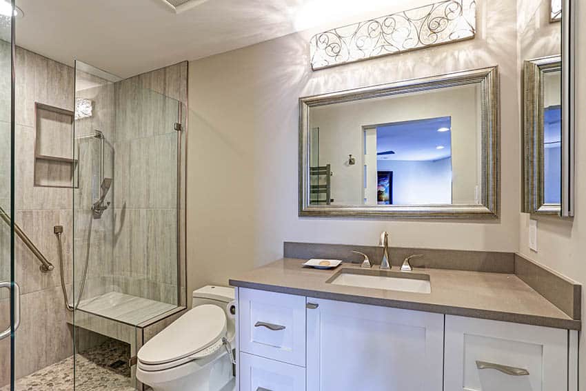 Современная гостевая ванная комната с полом, выложенным плиткой из речного камня