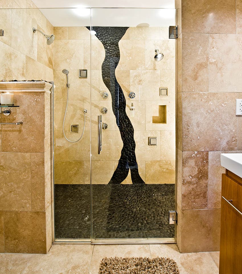 Ванная комната с черным речным каменным душем и травертиновыми стенами
