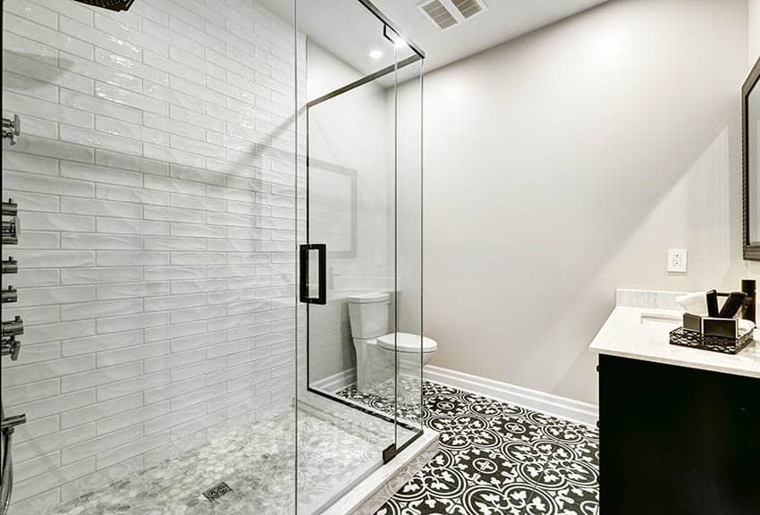 Душ в ванной комнате с полом из фарфоровой мозаики и черно-белым полом из плитки в испанском стиле