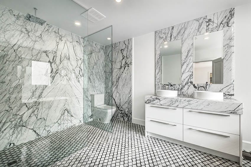 Ванная комната с мозаикой в ​​стиле звеньев цепи, душевая кабина, пол, кварцевые стены, стеклянный корпус