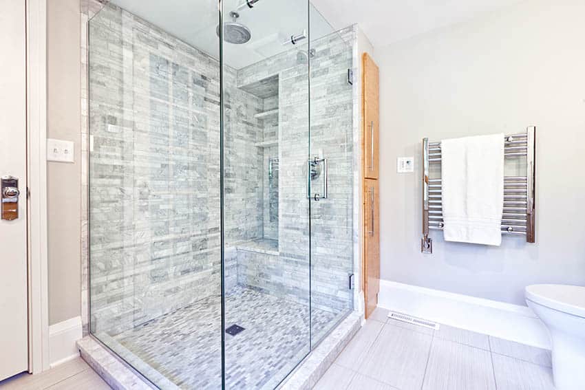 Современный душ в ванной комнате с дождевой насадкой из каррарского мрамора
