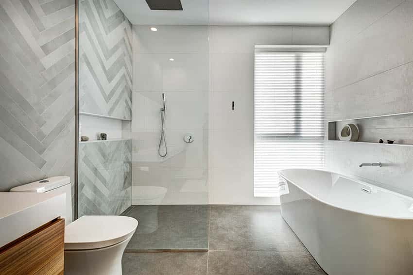 Ванная комната с душевой кабиной из матового керамогранита отдельно стоящей ванной