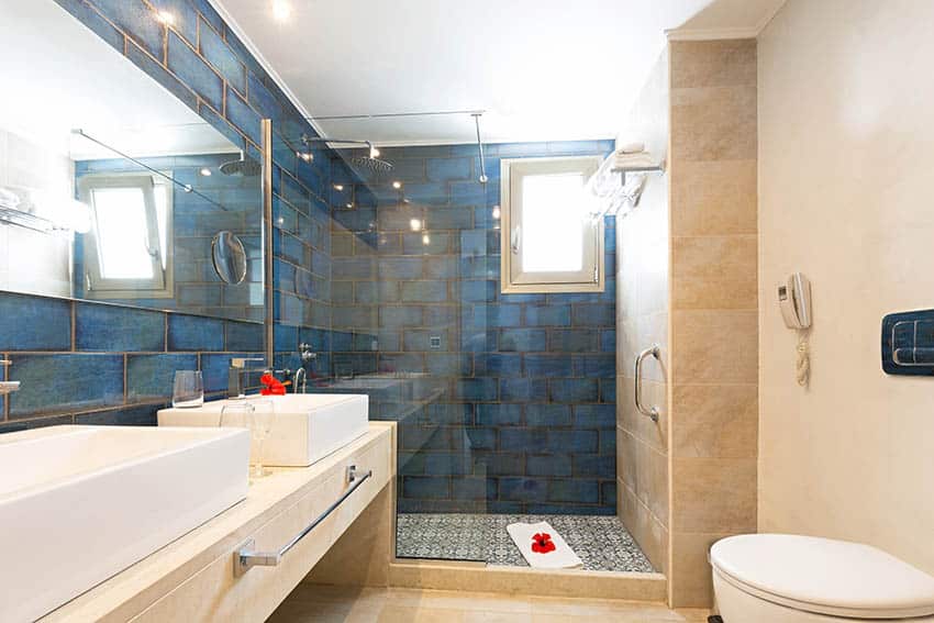 Ванная комната с душевой кабиной из синего линолеума