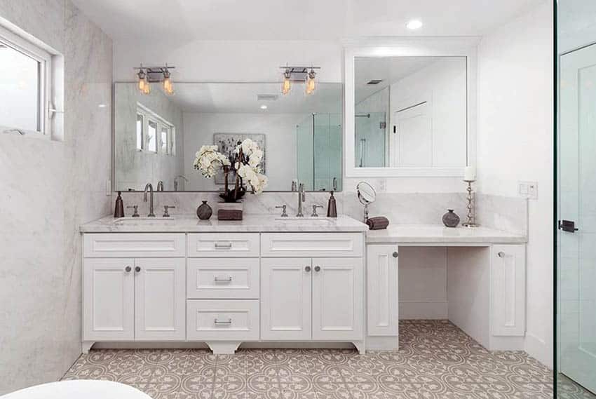 Индивидуальная ванная комната с мраморной двойной раковиной и керамической напольной плиткой с мозаичным узором