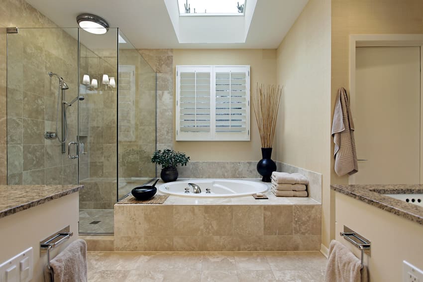 Простая роскошная ванная комната с балтийским коричневым гранитом