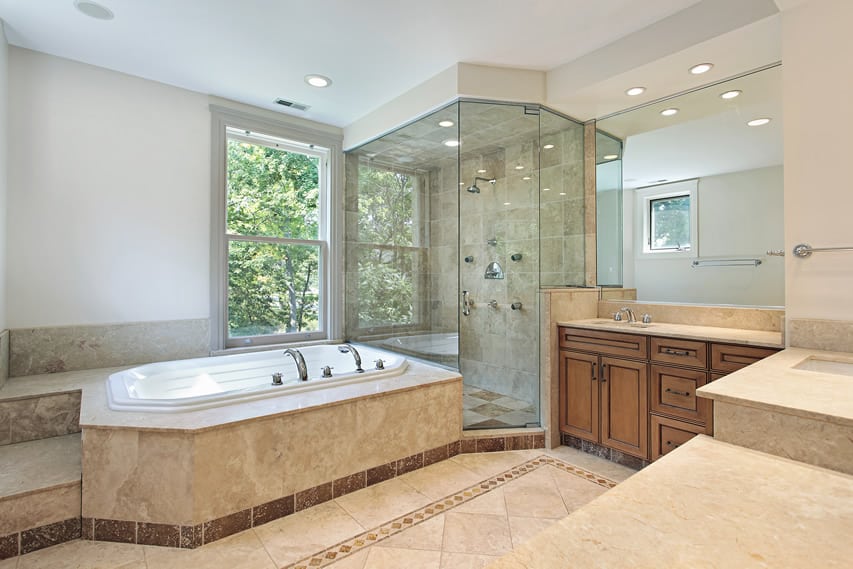 Современная ванная комната сочетает в себе современную эстетику с традиционными материалами.
