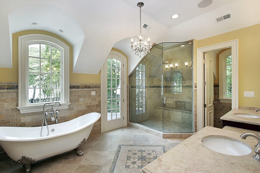 Ванная комната с интересными архитектурными деталями и красивой травертиновой плиткой