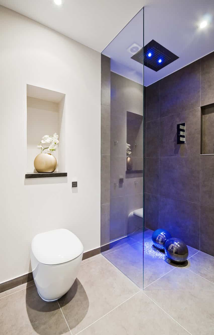 Ультрасовременный дизайн ванной комнаты с крупной керамической плиткой
