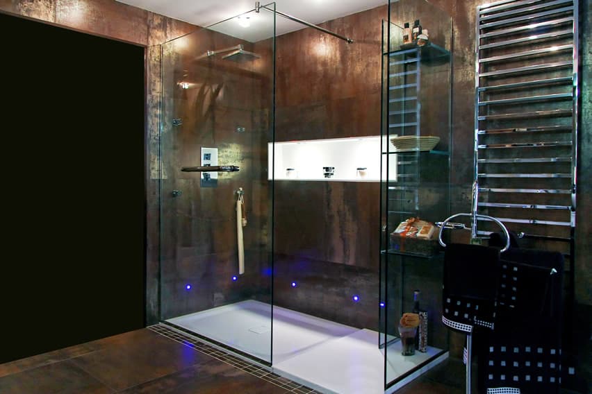 Интерьер ванной комнаты в деревенском индустриальном стиле с синим неоновым освещением