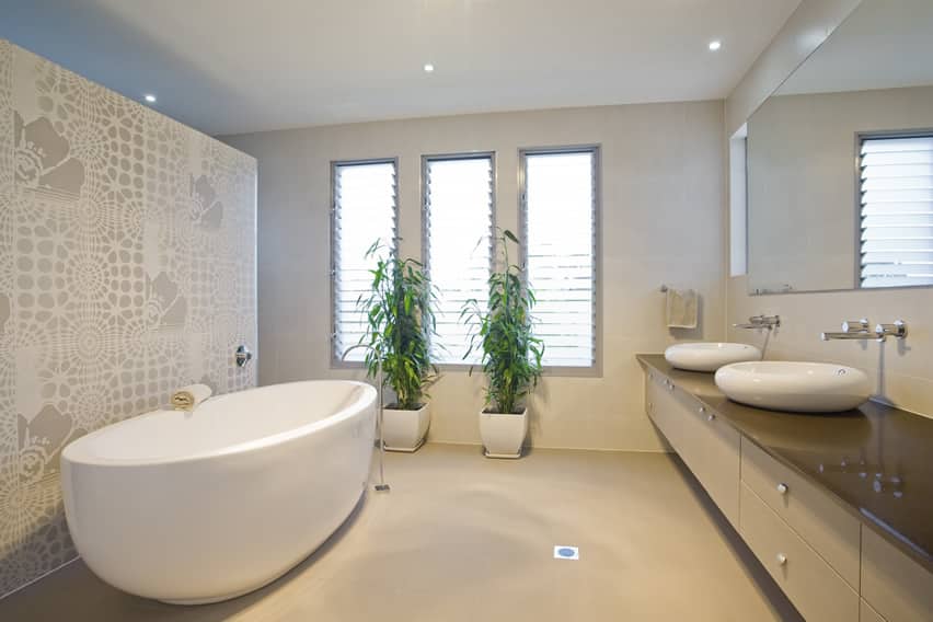 Современный дизайн ванной комнаты с уникальной акцентной стеной и отдельно стоящей ванной