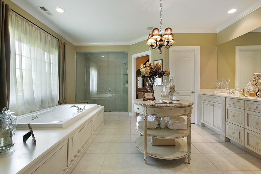 Элегантная ванная комната отделана керамической плиткой 30x30 с мраморной отделкой и оснащена туалетным столиком.