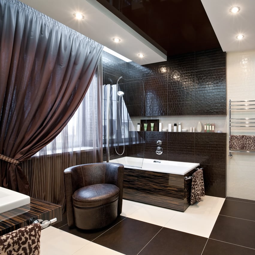 Современный дизайн ванной комнаты использует простую цветовую палитру, состоящую из белого и коричневых оттенков.