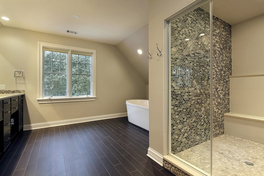 В большой ванной комнате используется сочетание натуральных и искусственных материалов.
