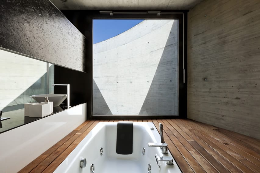 Минималистский дизайн ванной комнаты с полами из обработанных деревянных досок вишневого цвета