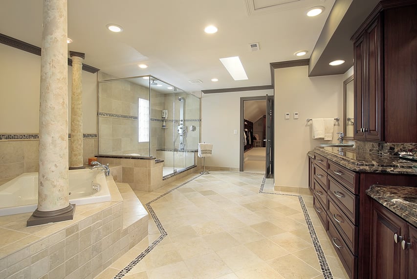 В большой ванной комнате используется керамическая плитка из натурального камня с акцентами темно-коричневой мозаичной каменной плитки.