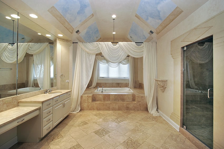 В ванной комнате полы выполнены из керамической плитки разного размера с акцентами из искусственного натурального камня.