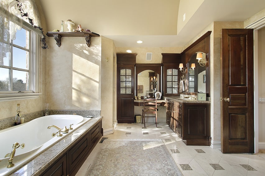 Уютный дизайн ванной комнаты с элементами классического дизайна с использованием мраморного керамогранита с небольшими кусочками гранитной плитки