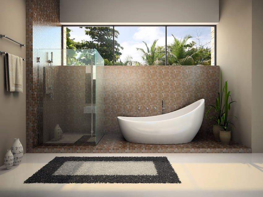 Современный дизайн ванной комнаты с большой простой белой керамогранитной плиткой и наклонной ванной