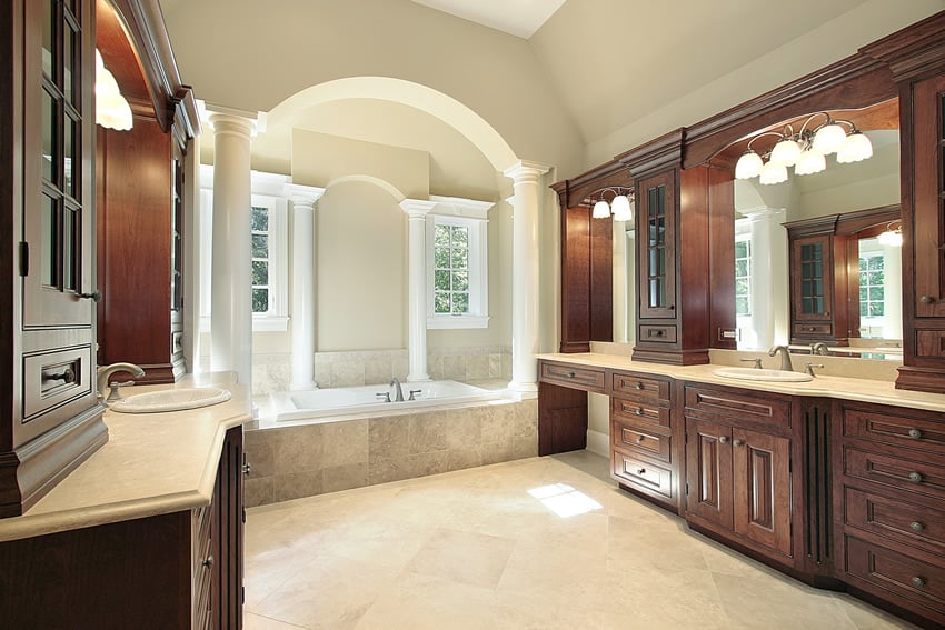 В красивой ванной комнате используется нескользящая керамогранитная плитка со светло-коричневой краской для стен и столешница из кремового гранита аналогичного цвета.