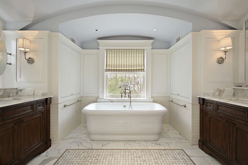 Ванная комната с мраморной плиткой в ​​классической римской архитектуре и ванной в итальянском стиле