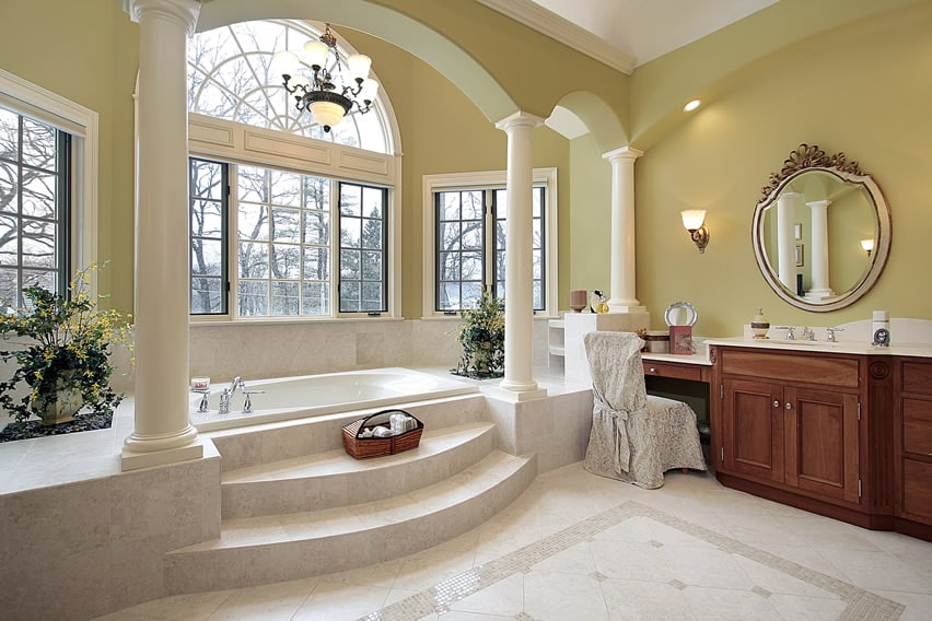 Грандиозный дизайн ванной комнаты с акцентом на использование простых, но роскошных материалов.